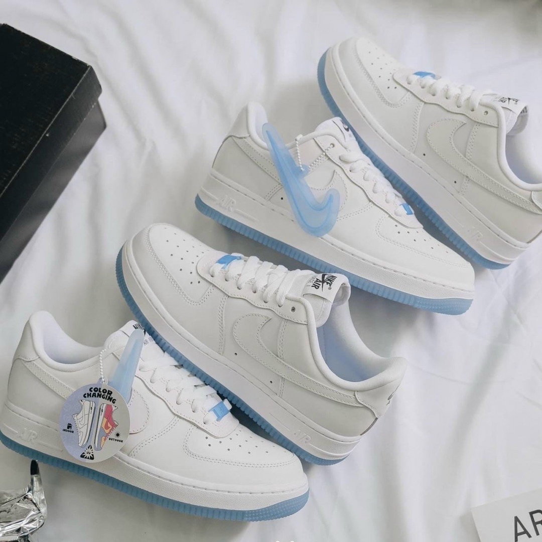 Em giày này khi ở trong phòng thì sẽ không đổi màu do không tiếp xúc với ánh sáng nhé