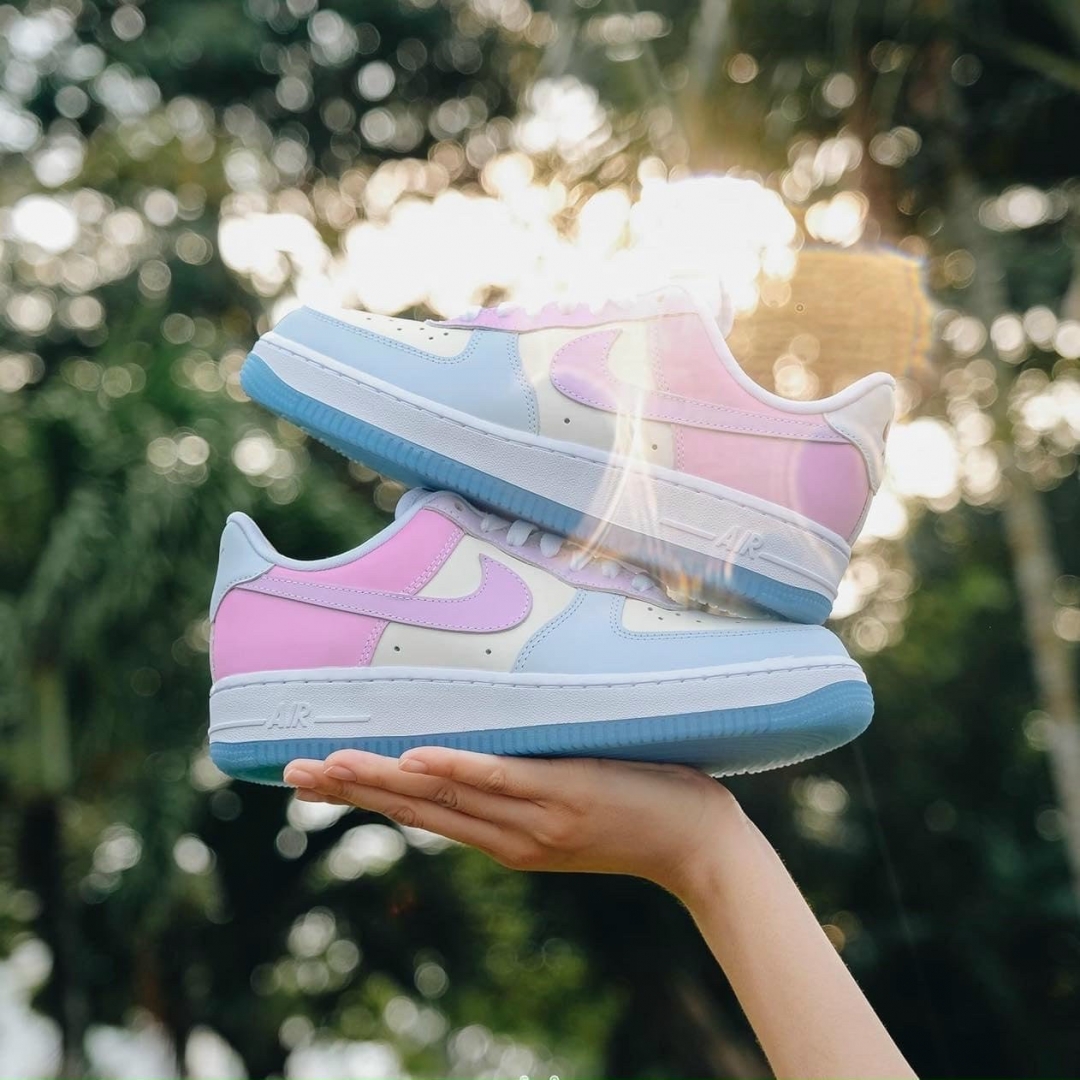 Em nike air force 1 đổi màu này sau khi gặp ánh năng nó sẽ tự chuyển đổi màu sắc nhé