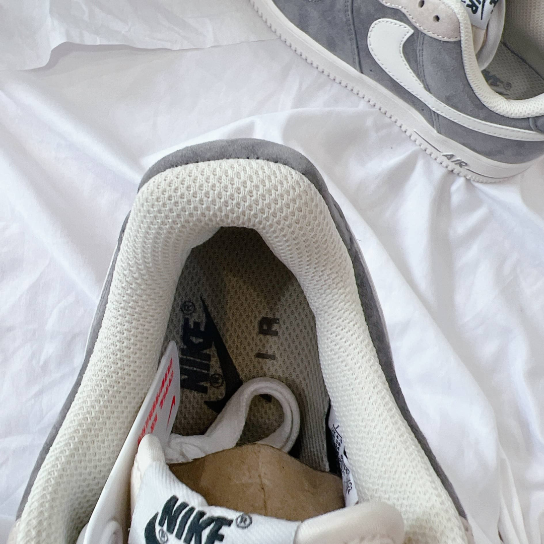 Đôi giày chắc chắn tư chất liệu cho đến form 