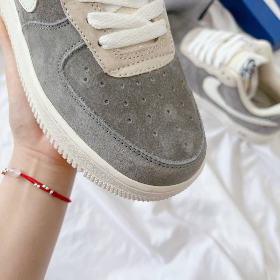 Phần mũi với lớp da lộn kết hợp tone màu xám tạo cảm giác mạnh mẽ