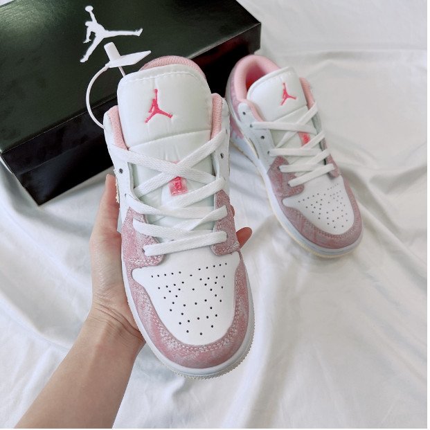 Bề mặt trước của em nike với những lỗ khí nhỏ giúp thông thoáng đôi chân