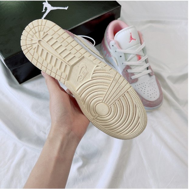 Phần đế làm từ cao su siêu cấp nên độ bền cao và đàn hồi siêu câp