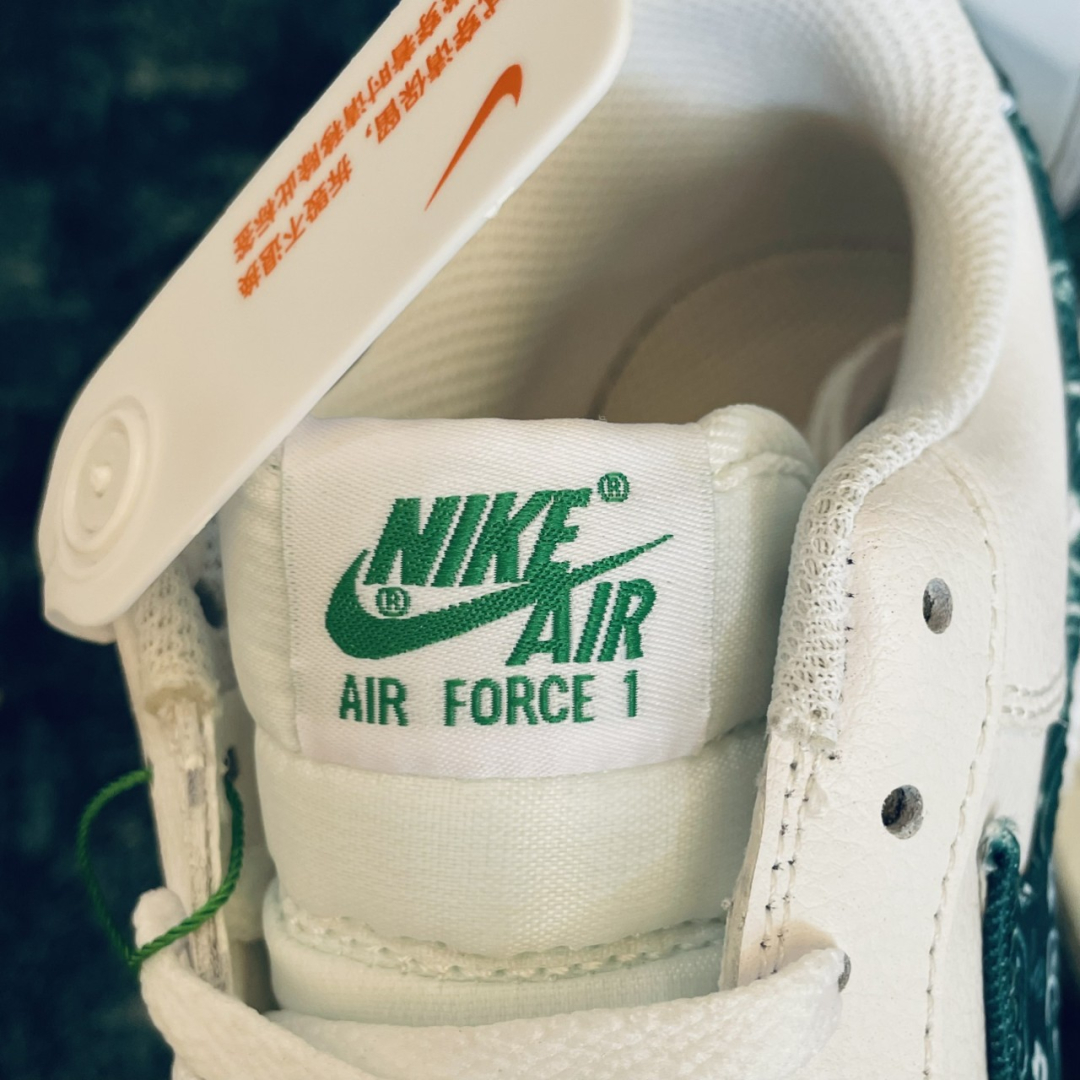 Cận cảnh phần mũi cho mọi người thấy đường chỉ tỉ mỉ qua 2 đường khâu