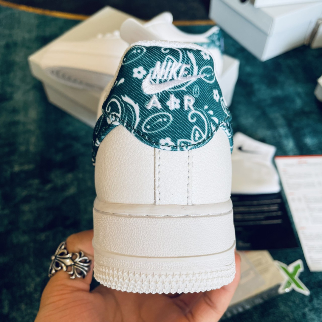 Phần hông sau với logo sắc nét