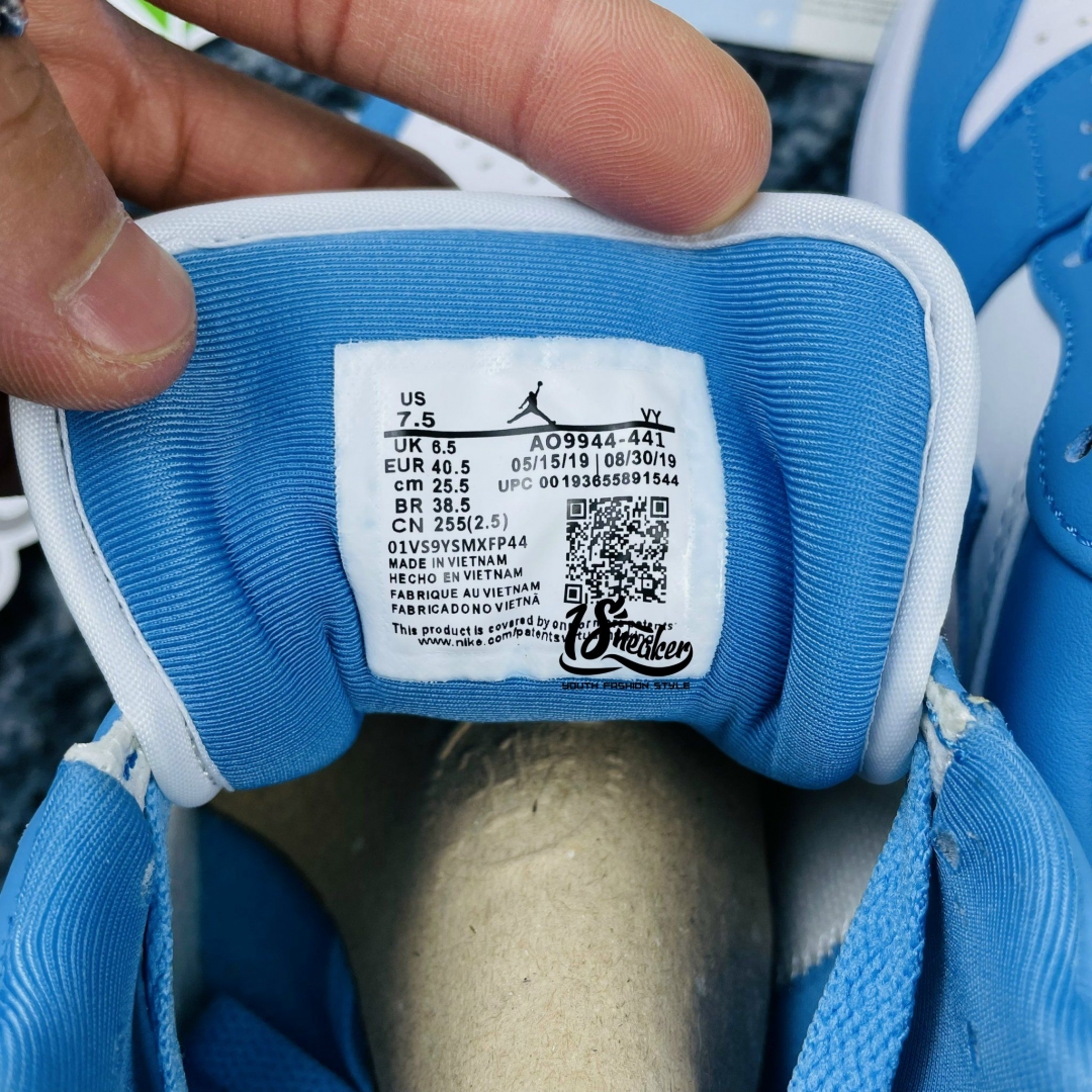 Chi tiết từng đường chỉ rất đều và form ôm cực chuẩn