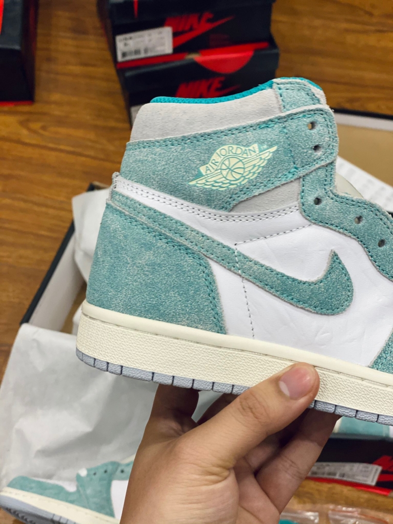 NIKE AIR JORDAN 1 RETRO HIGH TURBO GREEN sử dụng chất da đẹp
