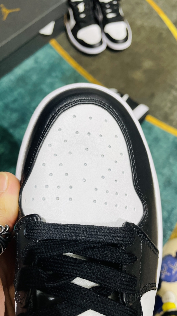 Mẫu giày đen trắng jordan 11 đi chơi đi học rất phù hợp