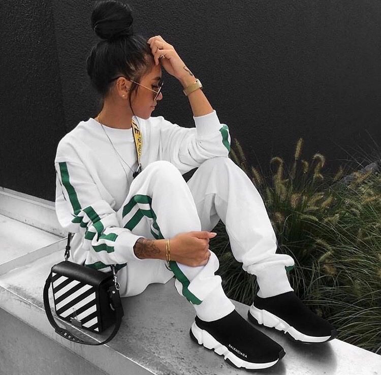 Mặc bộ hoodie nữ, đeo đồng hồ kết hợp với đôi giày balenciaga nữ cá tính