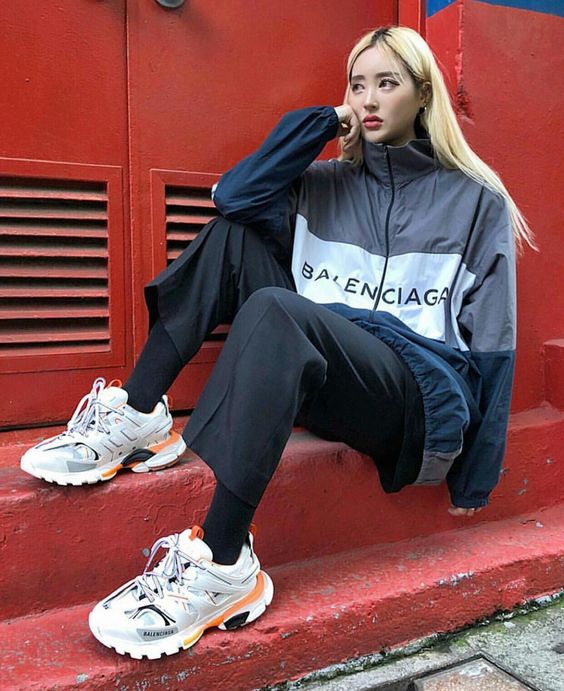 Phối đồ cho nữ với giày Balenciaga Track 3.0 rep