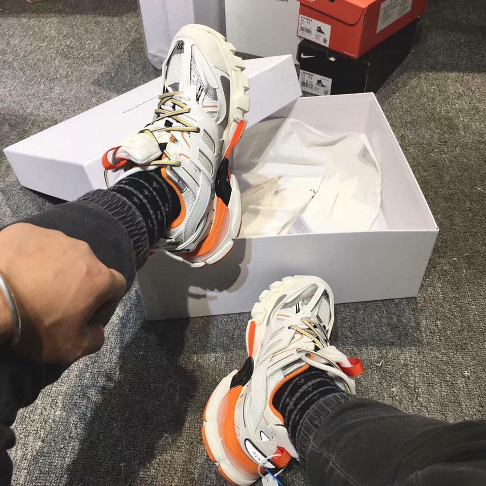 Phối đồ cho nam với đôi balenciaga track 3.0 rep trắng cam