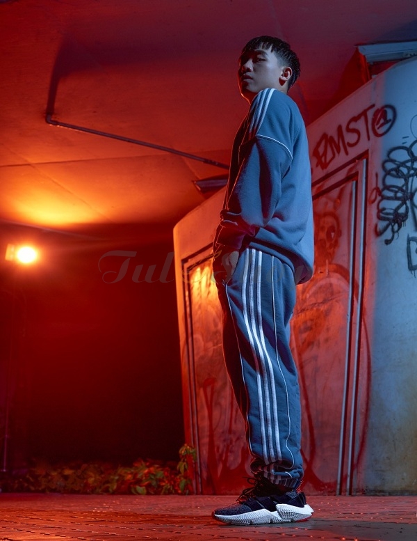 Phối đồ dành cho nam với đôi Prophere đỏ