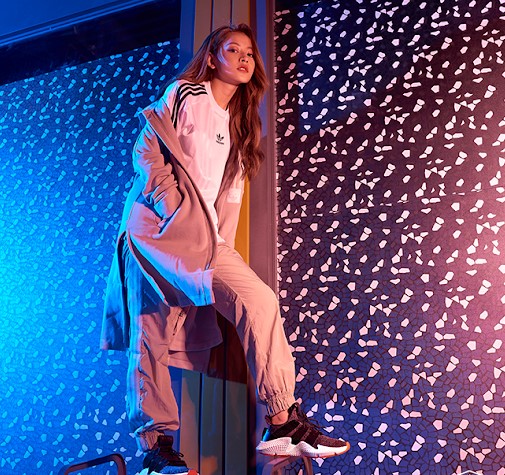 Phối đồ nữ kiểu cool ngầu cùng đôi Prophere màu đỏ