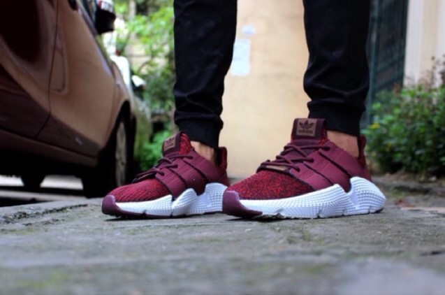 Prophere đỏ với set đồ thể thao Adidas