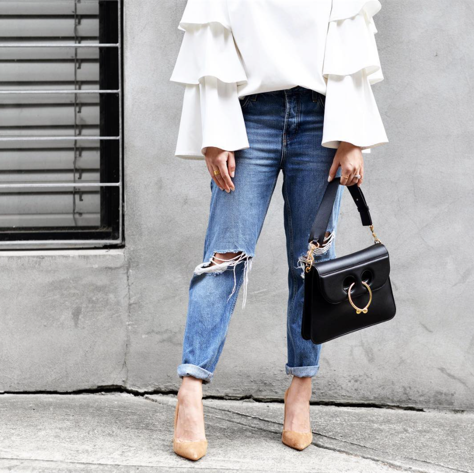 Quần baggy jean kết hợp giày cao gót giúp tô đậm chất cá tính