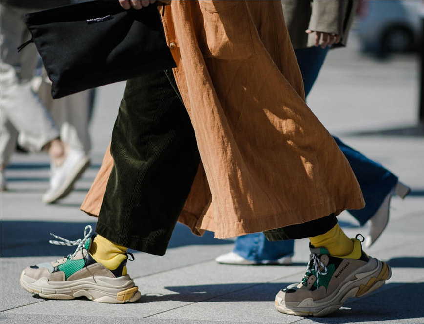 Quần ống rộng kết hợp với giày balenciaga