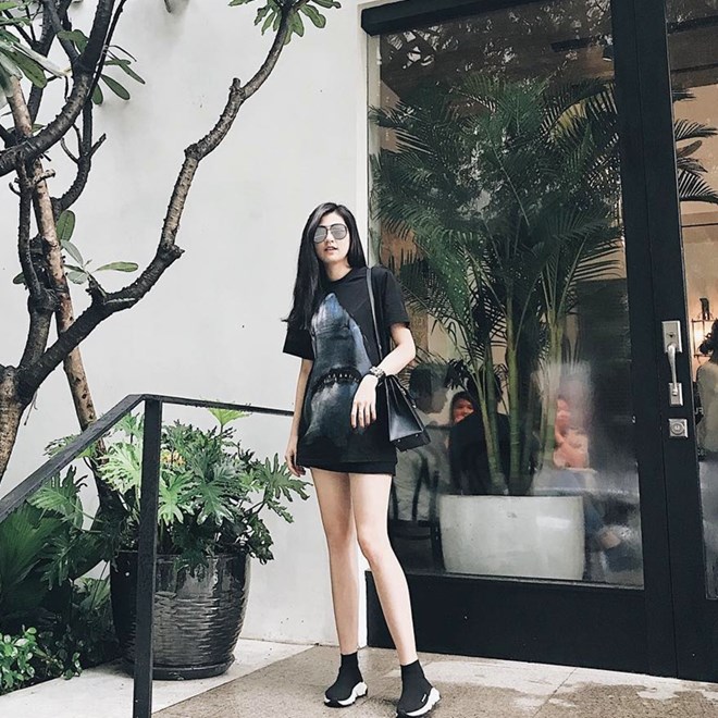 Style cực kỳ nổi bật áo thun và chân váy với giày balenciaga của các mỹ nhân việt