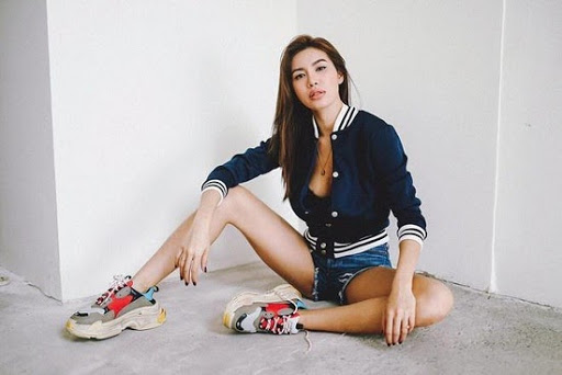 Sự kết hợp giữa quần short jeans và giày Balenciaga cá tính