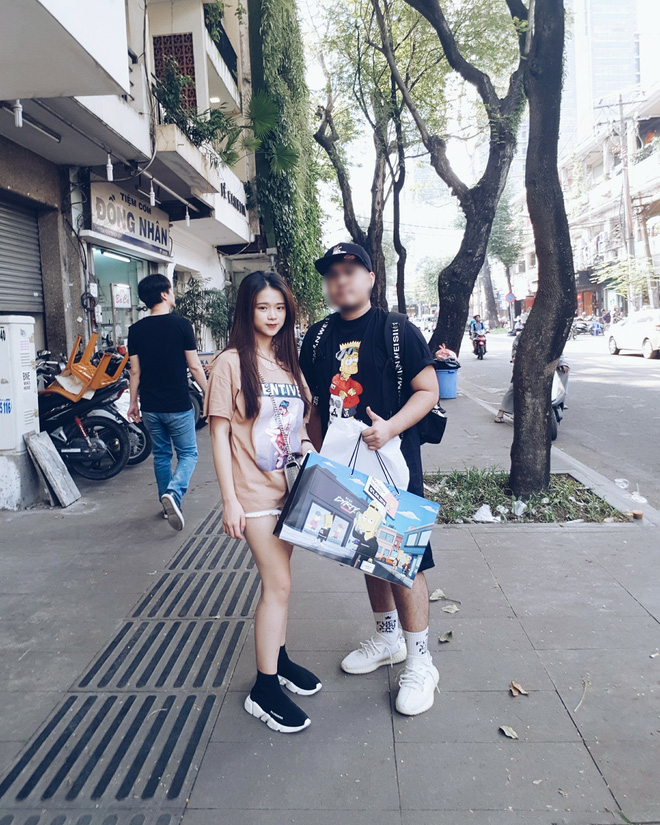 Thật tuyệt vời khi các bạn nữ đi đôi giày Balenciaga dạo phố 