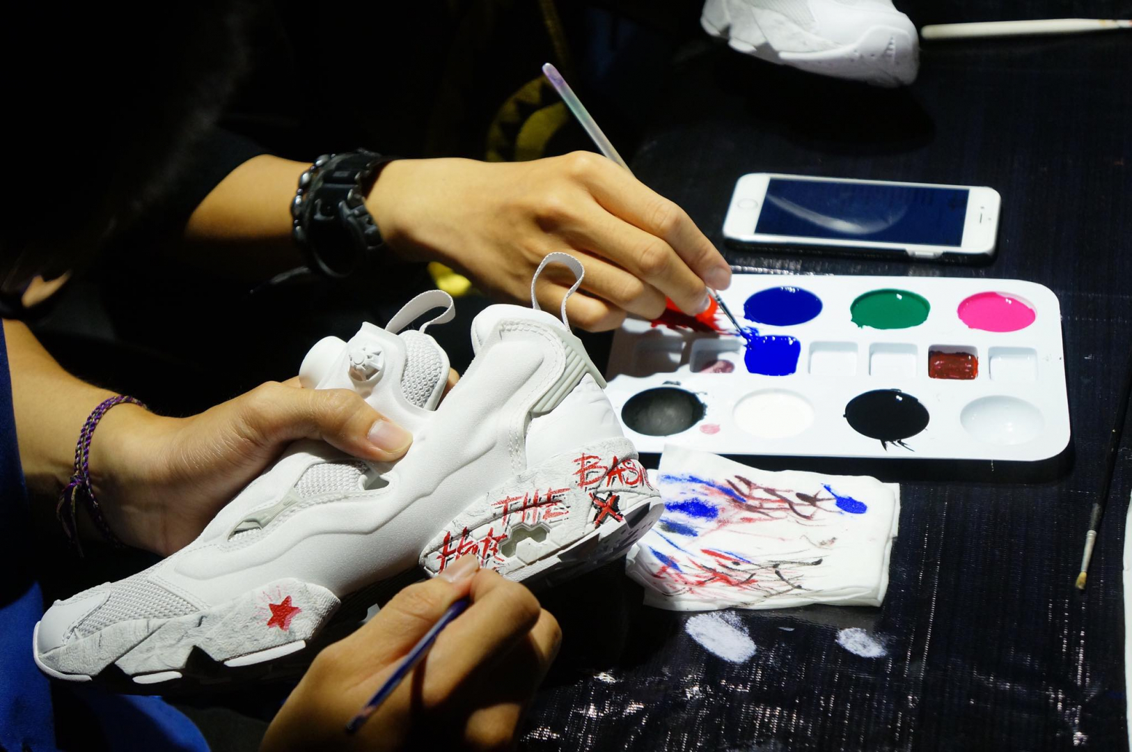 Vẽ viền theo hoạ tiết phác thảo khi custom giày