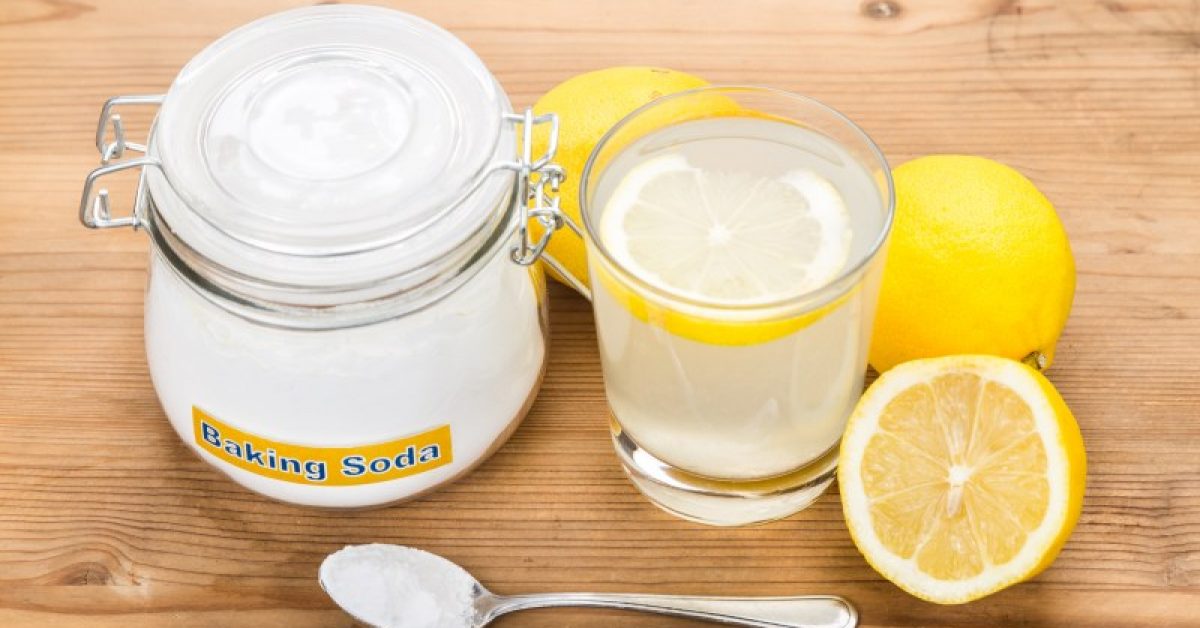 Tiến hành làm sạch giày