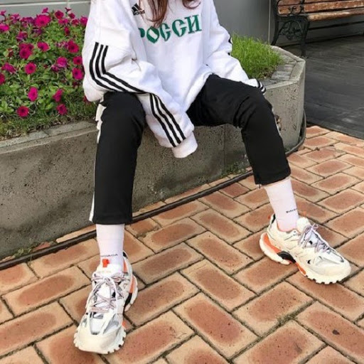 Trẻ trung năng động với giày Balenciaga và áo hoodie