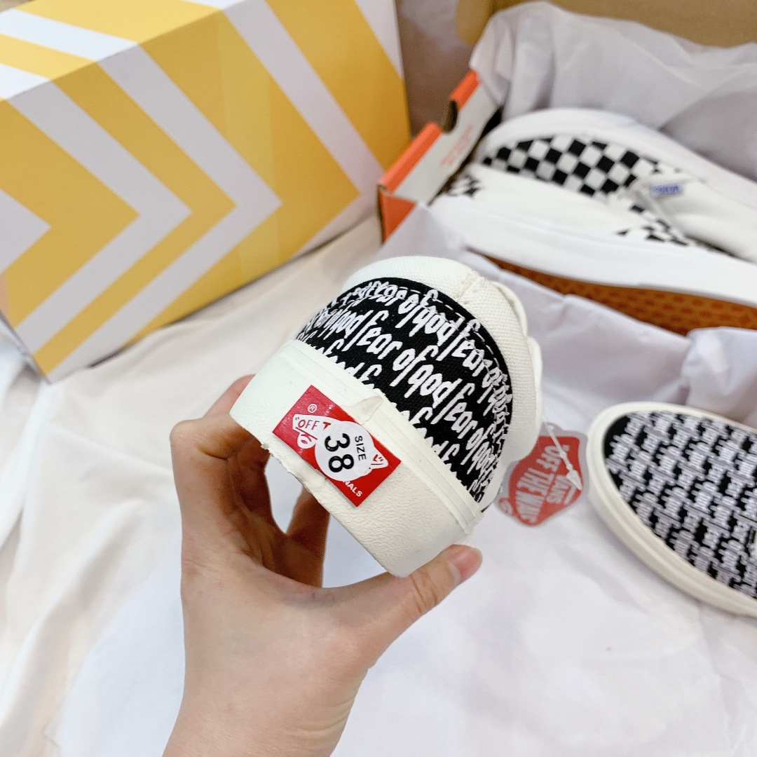 gi&agrave;y vans polo vẫn sử dụng logo huyền hoại tạo n&ecirc;n sức h&uacute;t mạnh mẽ từ sản phẩm