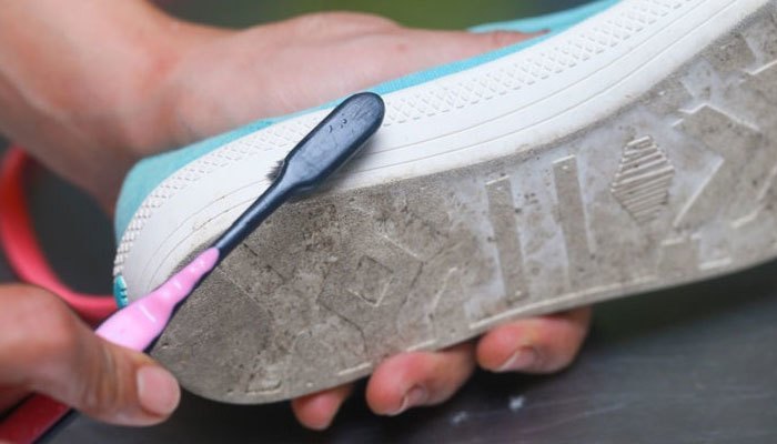 Vệ sinh giày trước khi giặt máy