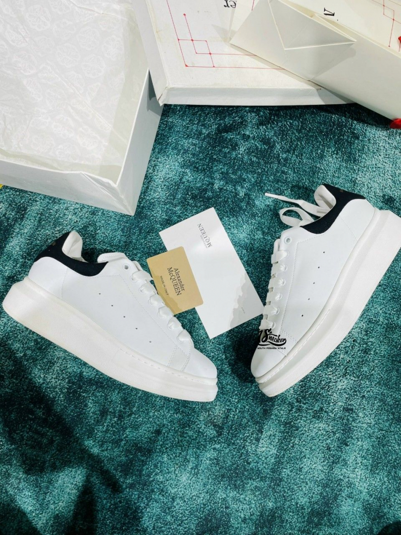 MCQ trắng mẫu gi&agrave;y chiếm bao nhi&ecirc;u l&ograve;ng y&ecirc;u th&iacute;ch mọi người