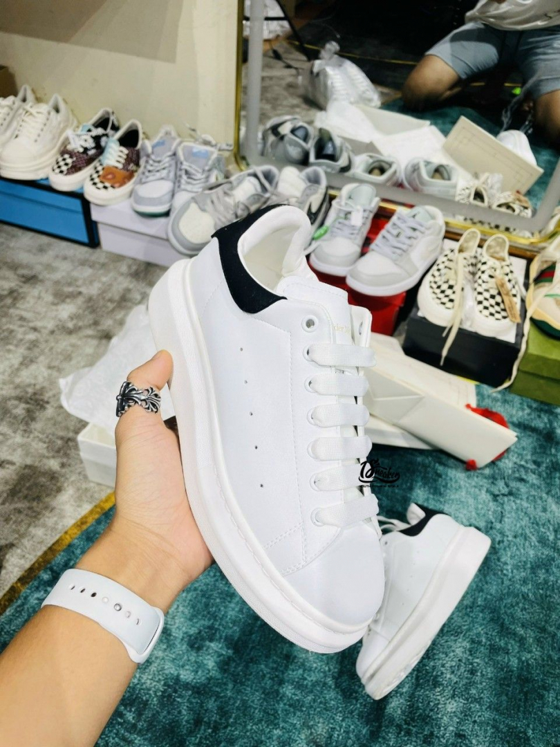 đ&ocirc;i gi&agrave;y ph&ugrave; hợp cho cả nam v&agrave; nữ, tone m&agrave;u trắng sẽ gi&uacute;p bạn thoải m&aacute;i v&agrave; cảm gi&aacute;c nhẹ nh&agrave;ng