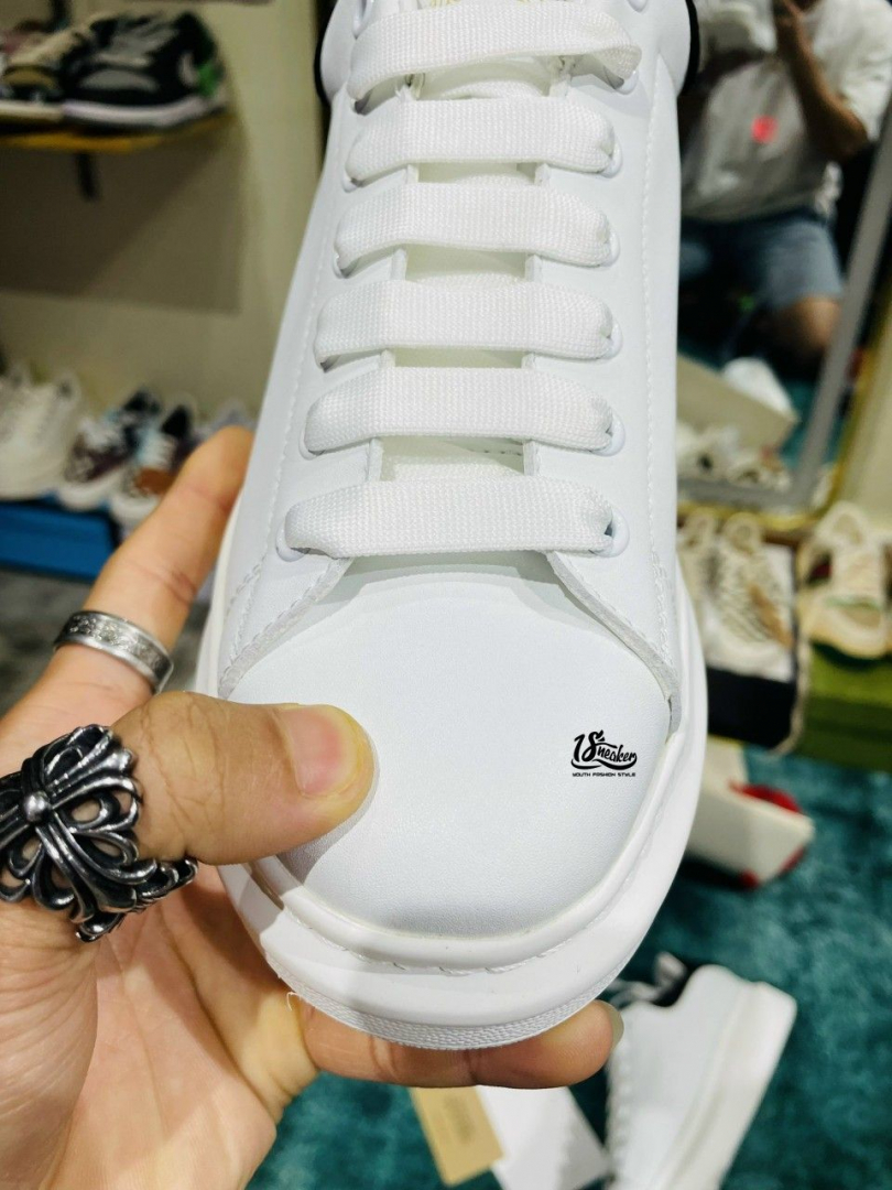 Cận cảnh phần mũi gi&agrave;y với đường chỉ chắc chắn