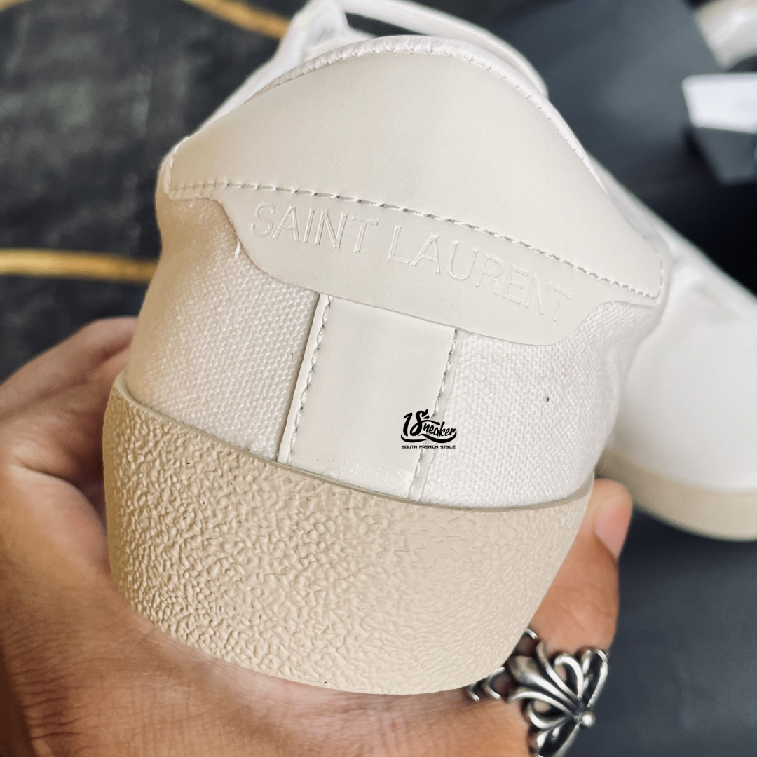 Dáng gót sau đầy đặn và nhìn cứng cáp