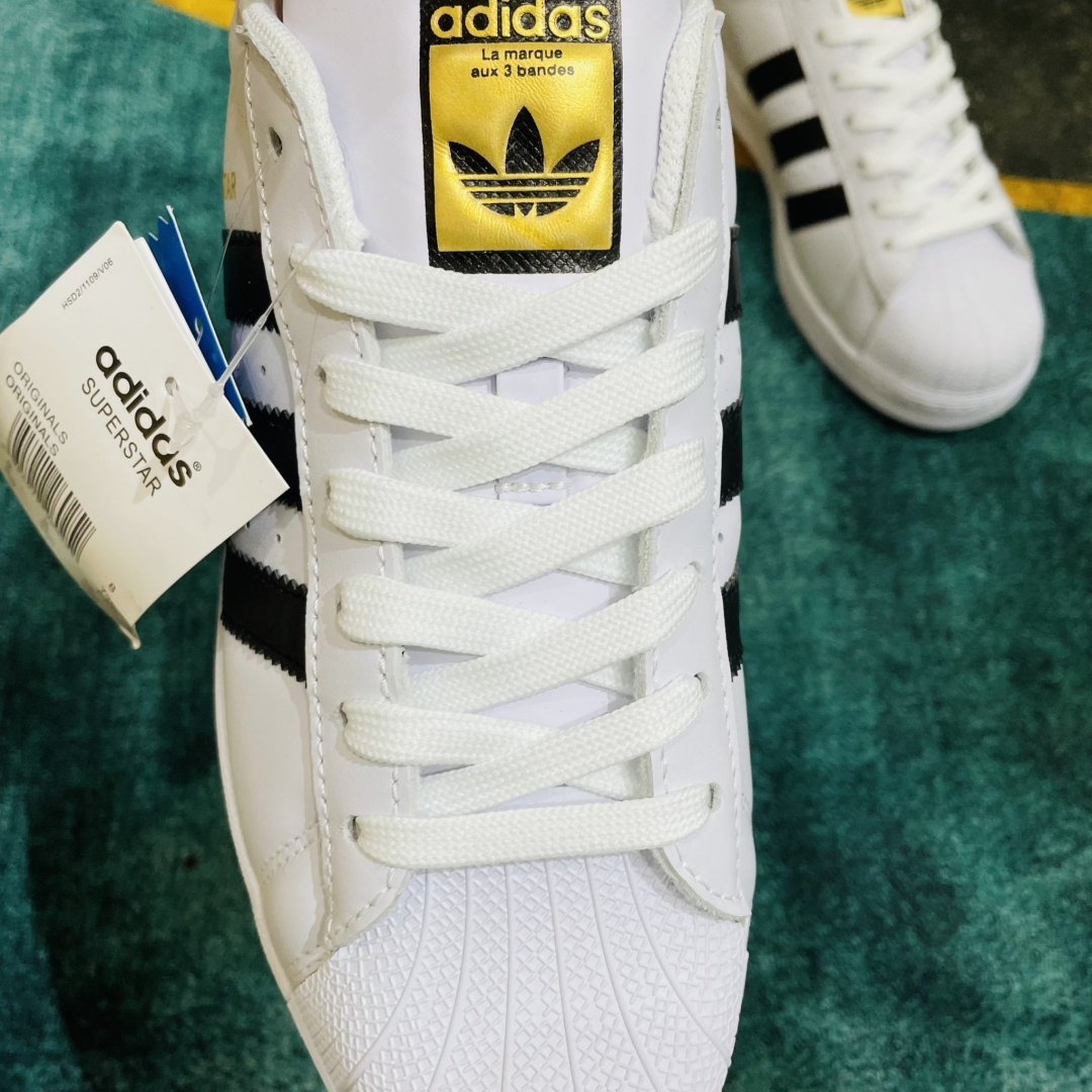 Tại sao cần sở hữu ngay đôi giày adidas trắng sọc đen